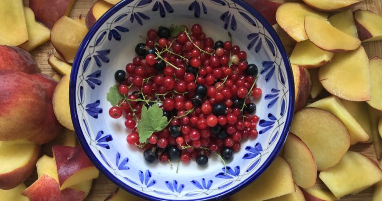 Spicy peach chutney with brandy and red currants