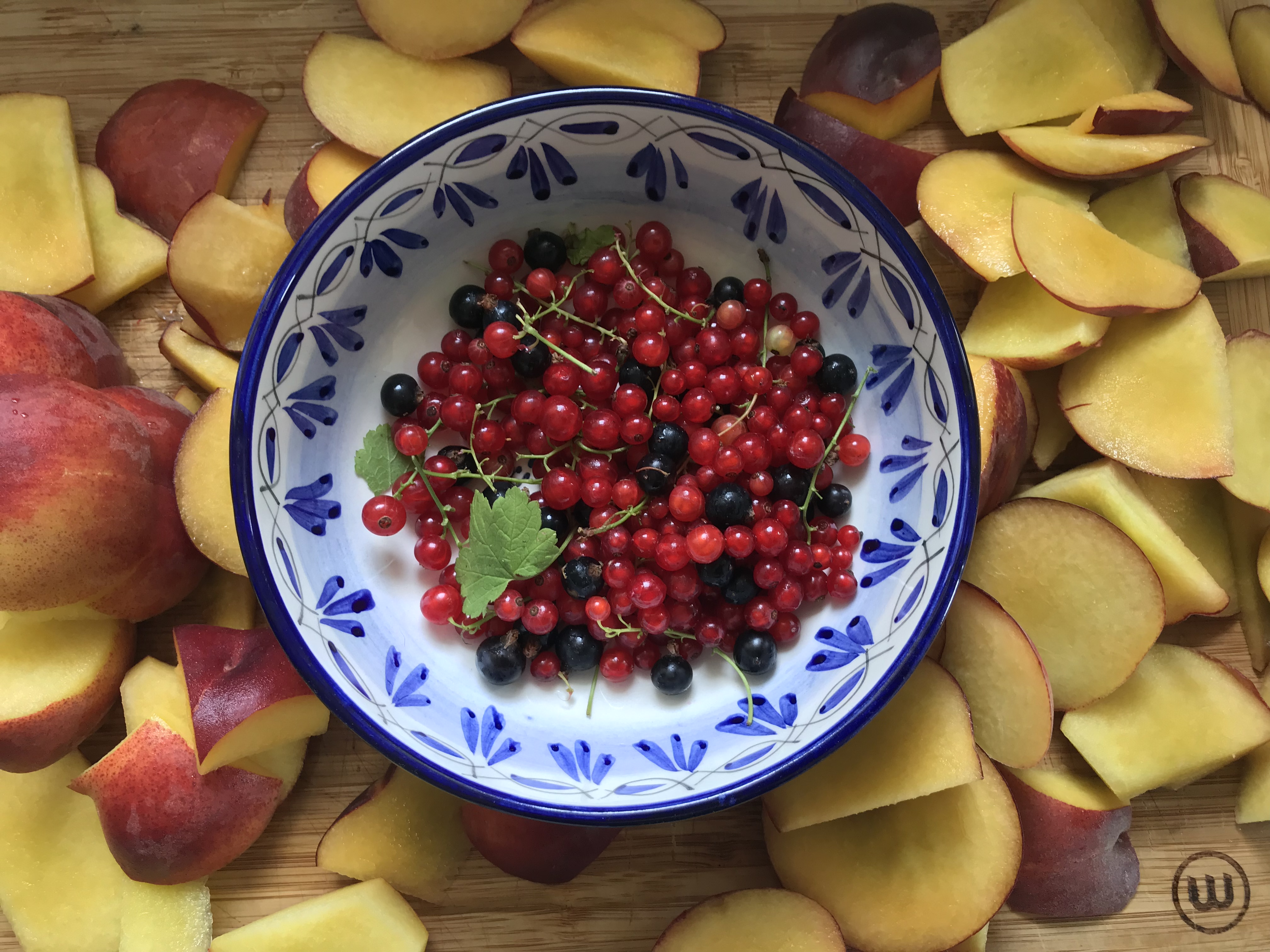 Spicy peach chutney with brandy and red currants